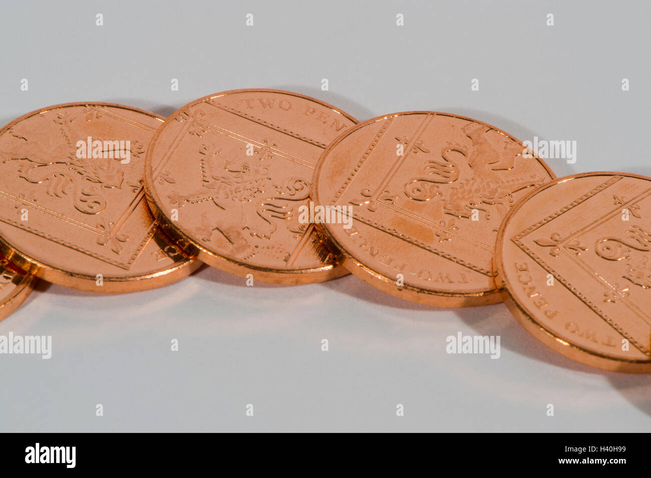 Flach und überlappend, 4 Blank, Kupfer, zwei Pence, UK Münzen, Tails up - locker-Änderung und Geld mit geringem Wert. Stockfoto