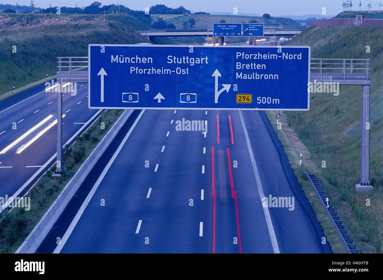 Deutschland, Baden-Wurttemberg, schließen, Pforzheim, A8, Verkehr, Verkehr Schwarzes Brett, Abend Straße, Verkehr, Durchgangsstraße, schnellen Verkehr, Fernverkehr, mehrspurige, Pflaster, dreispurige Autobahn, Autos, Verkehrsteilnehmer, Lichter, Informationen, Info-Tafel Stockfoto
