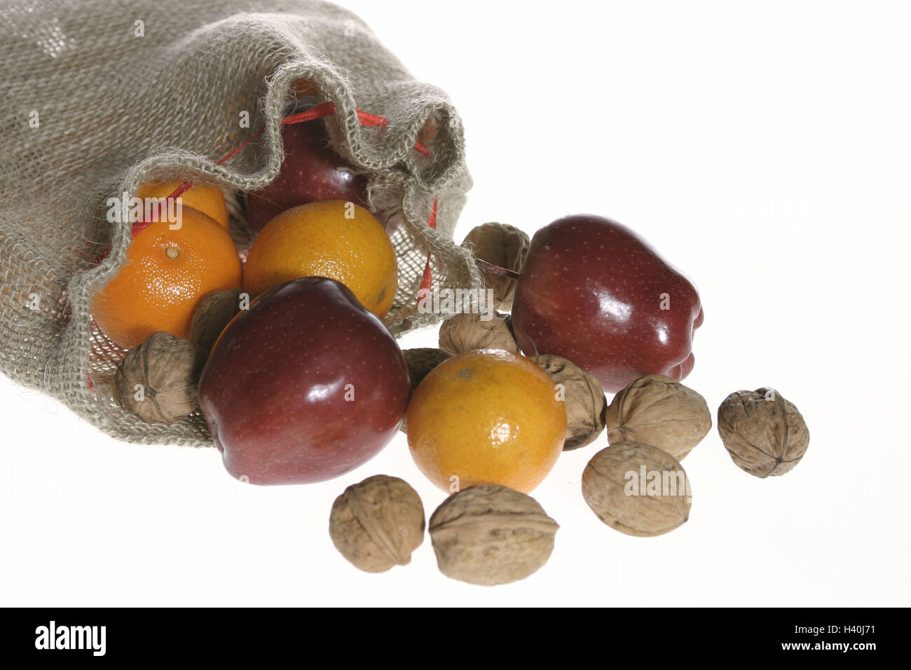 Santas Saccules offen, detail, Nüssen, Äpfeln, Mandarinen Nicholas, Jute Beutel, Beutel, Santas Beutel, Früchte, Überraschung, Geschenk, Adventszeit, Advent, Weihnachtszeit, Yule Flut, Stillleben, Produktfotografie, Tradition, Traditionen, Weihnachten Stockfoto
