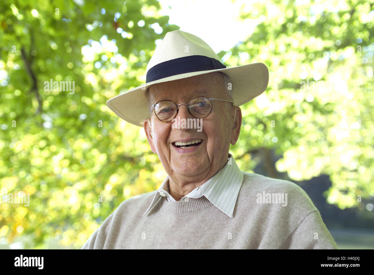 Park, Senior, Glück, Porträt, Mann, Rentner, Herren Portrait, Opa, Freundlichkeit, Lächeln, wohltemperiert, Brille, Brillen Träger, Sehhilfe, Hut, Kopfbedeckung, Sommerhut, Sommer, draußen, sonnig Stockfoto