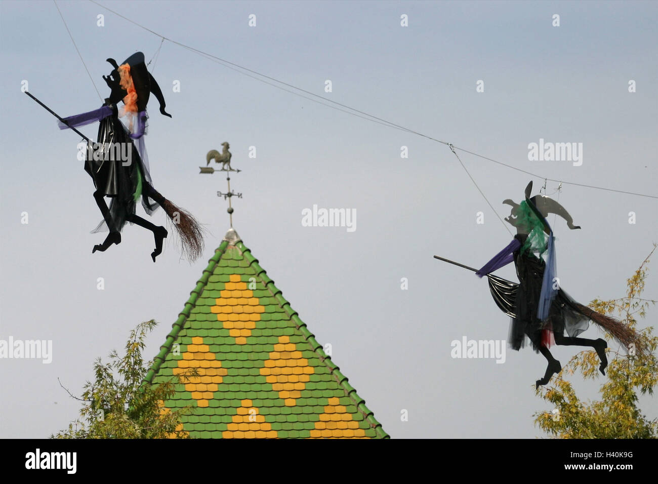 Halloween, Dekoration, Hexen, Karneval, Karneval, fest, Feier, Unterhaltung, Spaß, schrecklich, unheimlich, benutzerdefinierte, Traditionen, auf amerikanische Weise, Tradition, gruselig, furchtbar, erschrocken, Europa, Deutschland, Rost, Europäische Park, Figuren, Besen, fliegen, Hexe ' Stockfoto