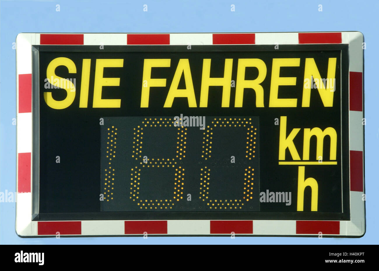 Zeichen, Geschwindigkeit anzuzeigen, "Sie fahren 180 km/h", Verkehr, Verkehr, Zeichen, Schild, leuchtende Display, leuchtendes Zeichen, leuchtende Ankündigung an Bord gehen, Digital, Digitalanzeige, Geschwindigkeit, Tempo, schnelle, Speedster, Messung, Geschwindigkeitsmessung, Messtechnik, Wellness, Sicherheit, Apell, Kontrolle, Selbstkontrolle, Fahrbarkeit, Sicherheit, Information, Autofahren Stockfoto