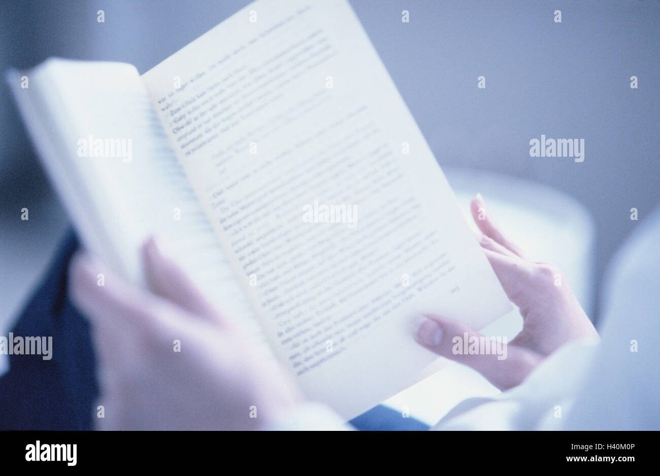 Frau, Buch, lesen, Detail, Freizeit, Hobby, Unterhaltung, Literatur, Roman, Erholung, Entspannung, abschalten, sitzen, dort nehmen Sie es einfach, Hände, Buchseiten, innen Stockfoto