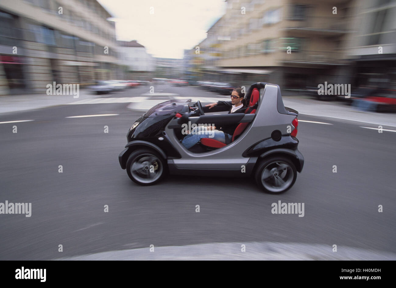 Verkehr Auto Smart Crossblade Cabrio Paar Seitenansicht Nur Redaktionell Stadt Stadt Verkehr Strasse Kreisverkehr Pkw Kleinwagen Beforderung Fahrzeug Hersteller Daimlerchrysler Vorschau Zu Machen Auto Autofahren Fahrer Beifahrer