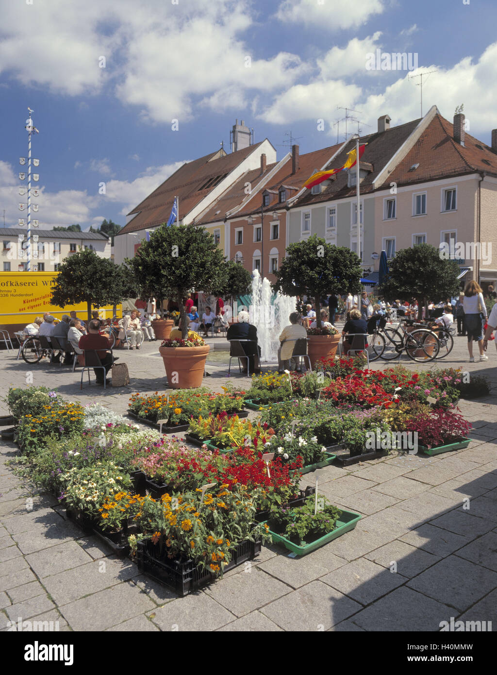 Deutschland, Bayern, Deggendorf, Stadtplatz, Wochenmarkt, Europa, Niederbayern, Bezirk, Stadt, Stadt, Innenstadt, Zentrum, Innenstadt, Marktplatz, Markt, Vertrieb, Blumen, Brunnen, Senioren, Sit, Rest Stühle, Kontaktstelle, Senioren Club, St Stockfoto