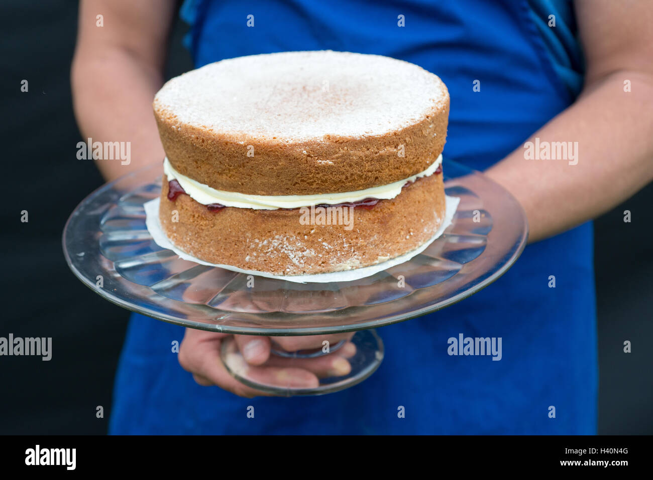 ein Glas Kuchen stand gehaltene Person mit traditionellen hausgemachten Victoria Biskuit geringe Schärfentiefe Stockfoto