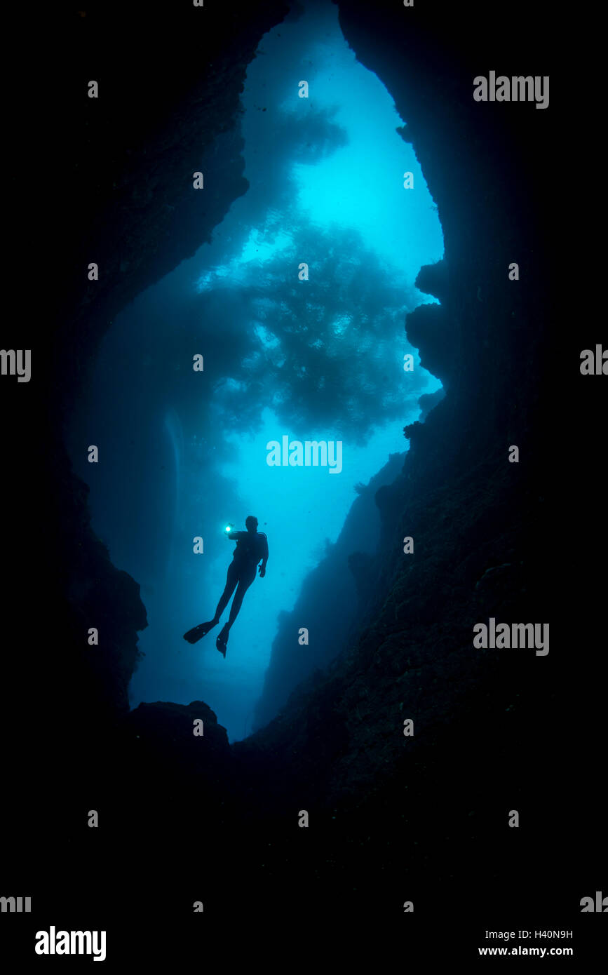 Eine Taucher steigt in einer Unterwasser-Höhle-system Stockfoto