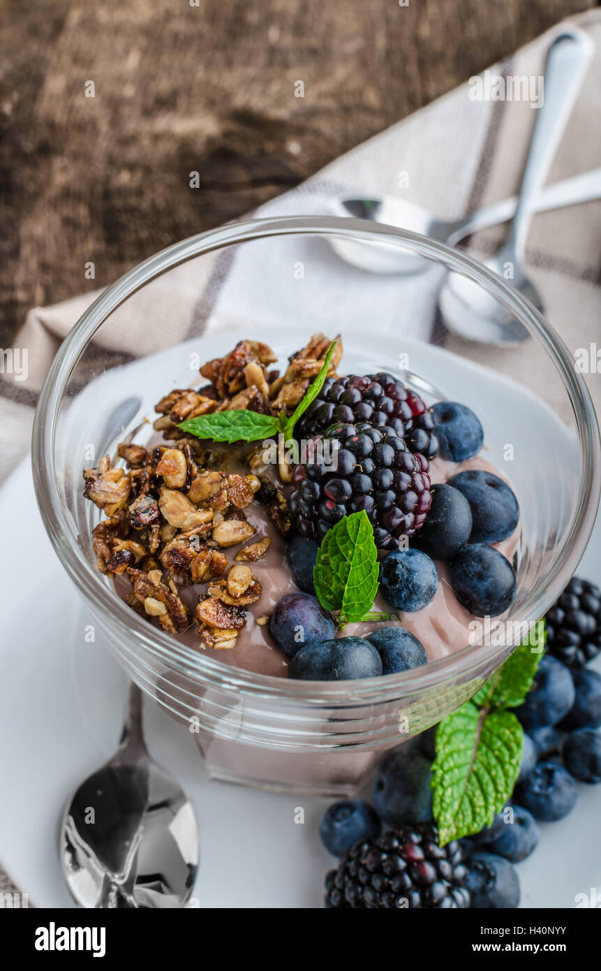 Schokoladenpudding mit Beeren und Minze auf Holz Schreibtisch Stockfoto