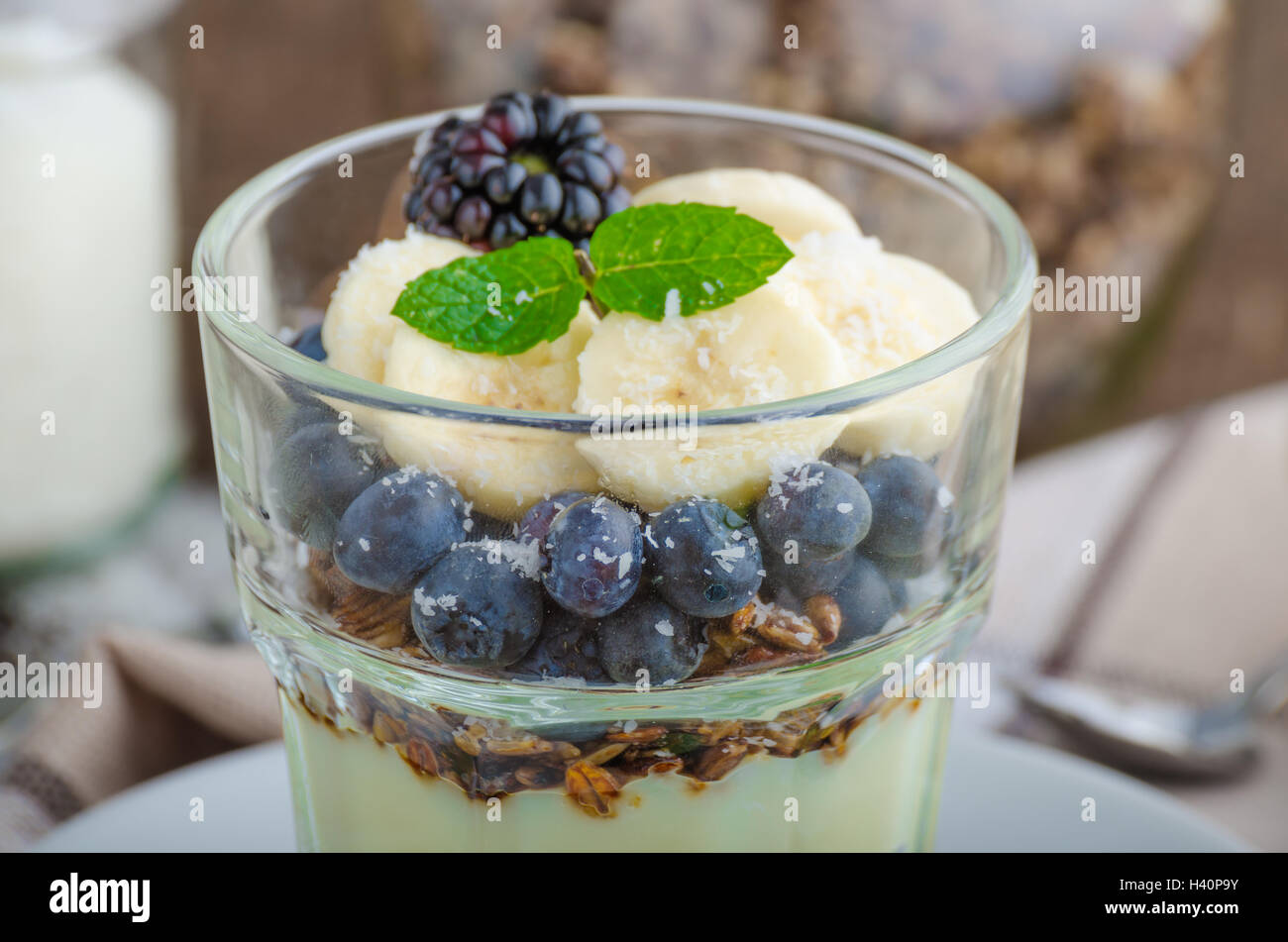 Vanillepudding mit Beeren und Minze auf Holz Schreibtisch Stockfoto