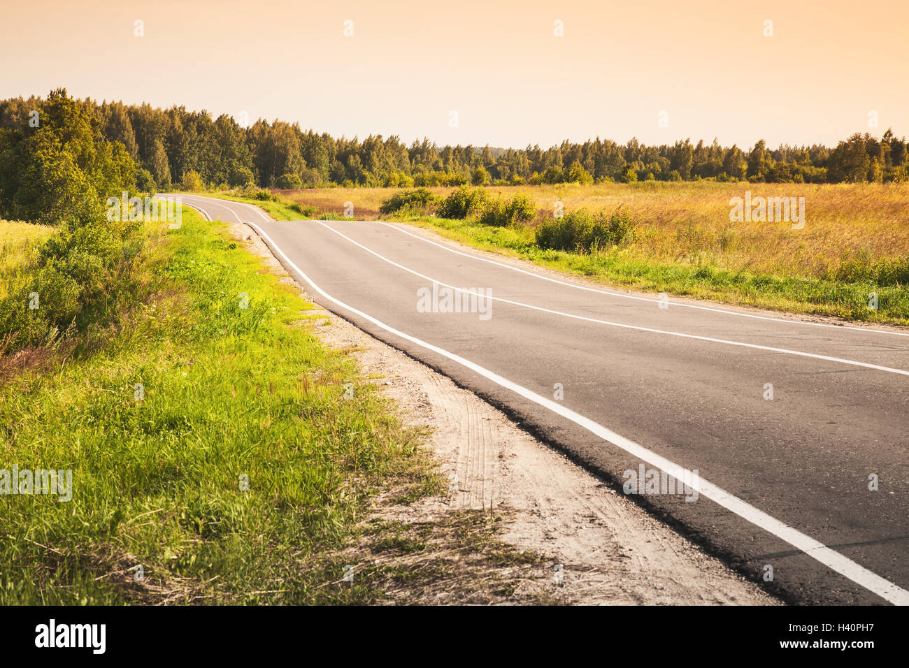 Ländlichen Autobahn, europäische Landschaft mit warmen Tonwertkorrektur-Foto-Filter-Effekt Stockfoto