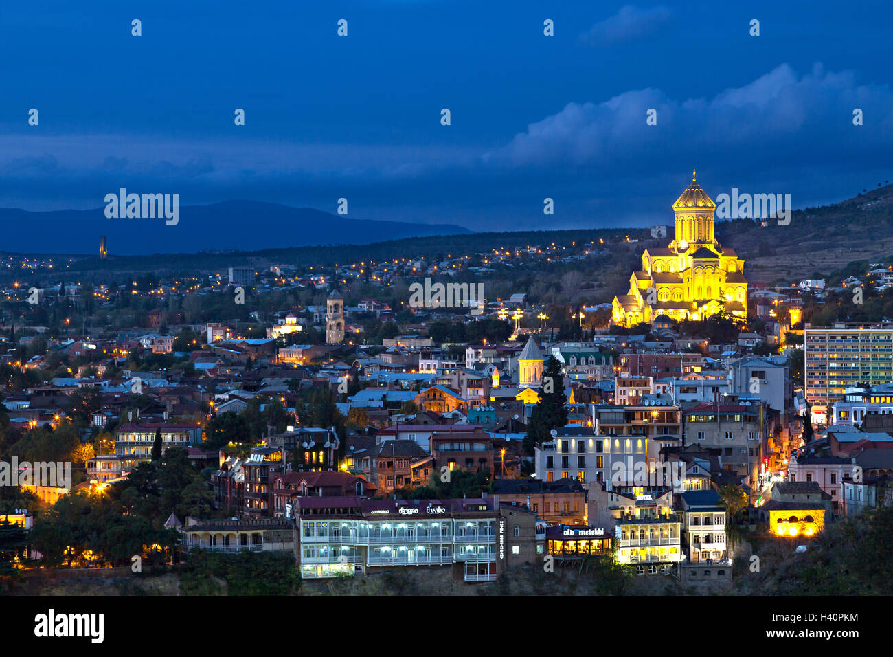Nacht-Szene über die Sameba-Kathedrale in Tiflis, Georgien. Stockfoto