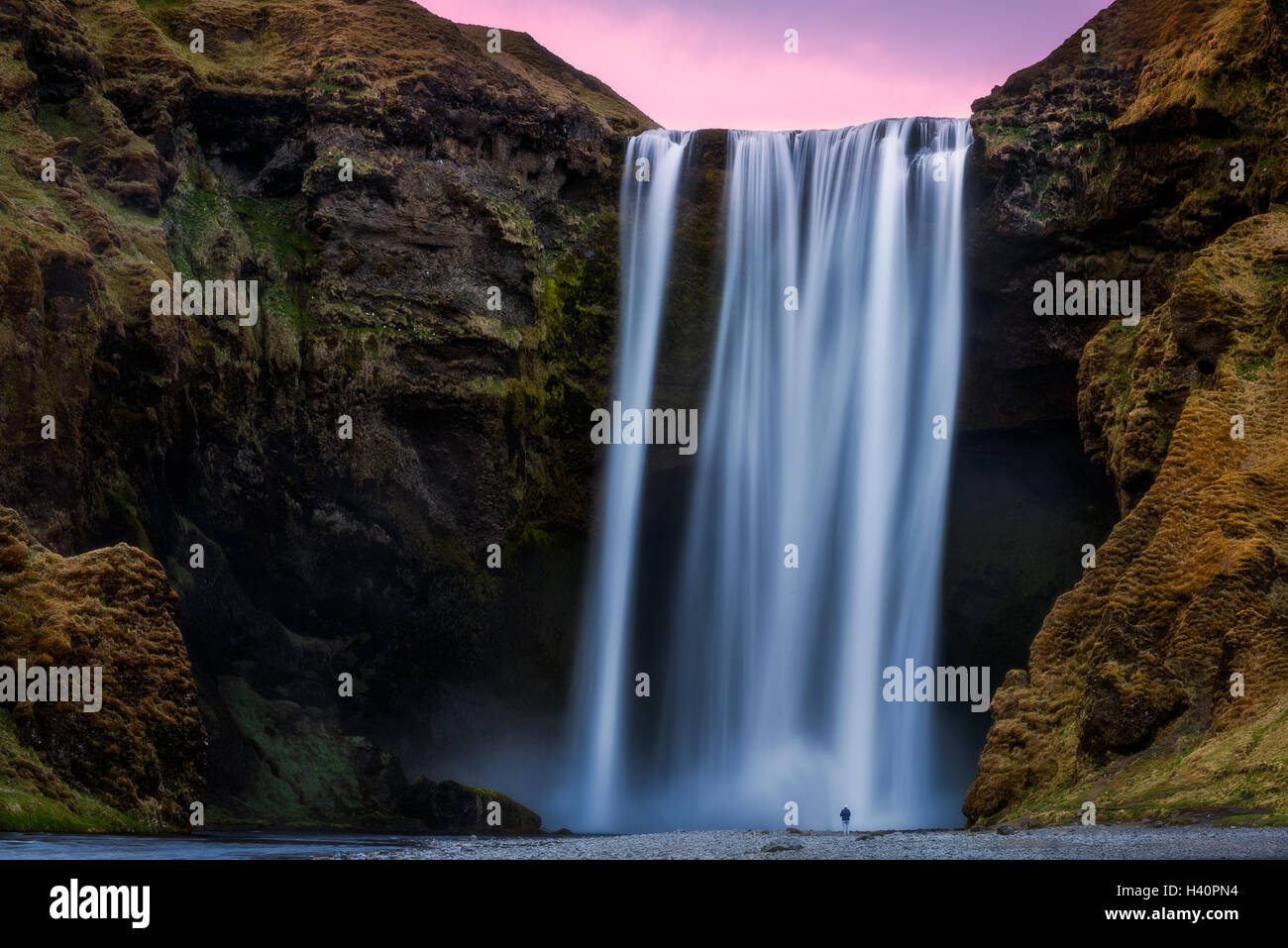 Sonnenuntergang am Skogafoss Wasserfall in Island. Stockfoto
