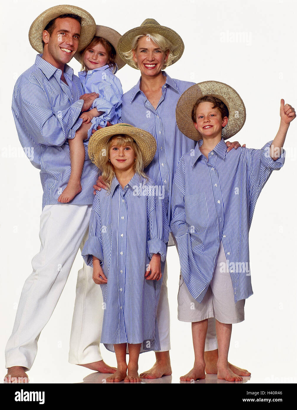 Familie Kleidung Partnerlook Strohhute Hemden Weiss Blau Beruhrt Gruppenbild Familien Mann Frau Eltern Kinder Junge Sohn Geste Bangigkeit Hoch Madchen Tochter Tochtergesellschaften Zwei Einheit Kleidung Pflege Hute Hemd