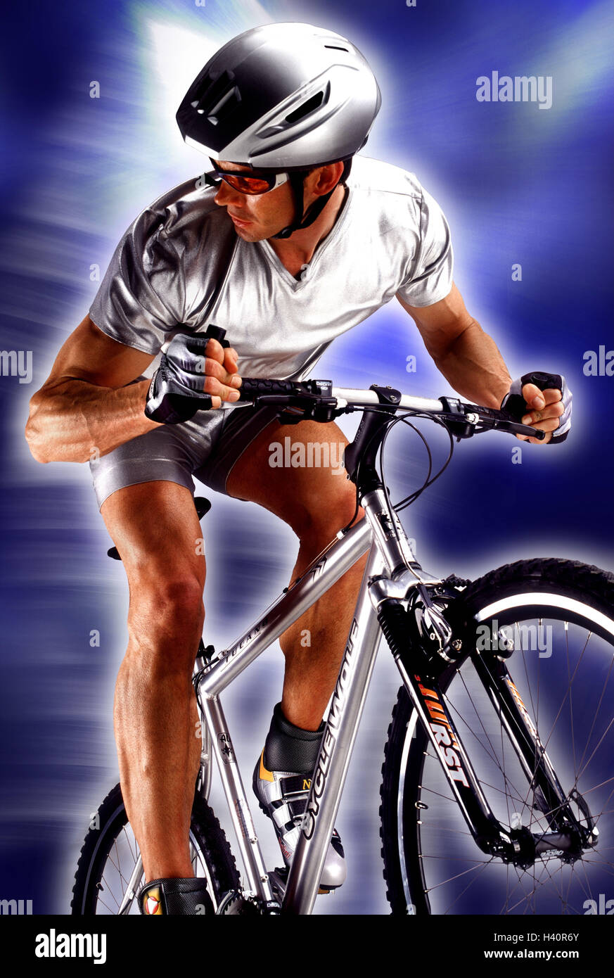 Mountain-Bike-Fahrer, Bewegung Sport, Mann, herumfahren von Fahrrad, Mountainbike, Mountainbiker, Radfahren, Sport, Sportler, Radfahrer, Freizeit, Hobby, Schutzkleidung, Helm, Brille, Kleidung, Silber, Ansicht, Schulter, Schau, Studio, Stockfoto