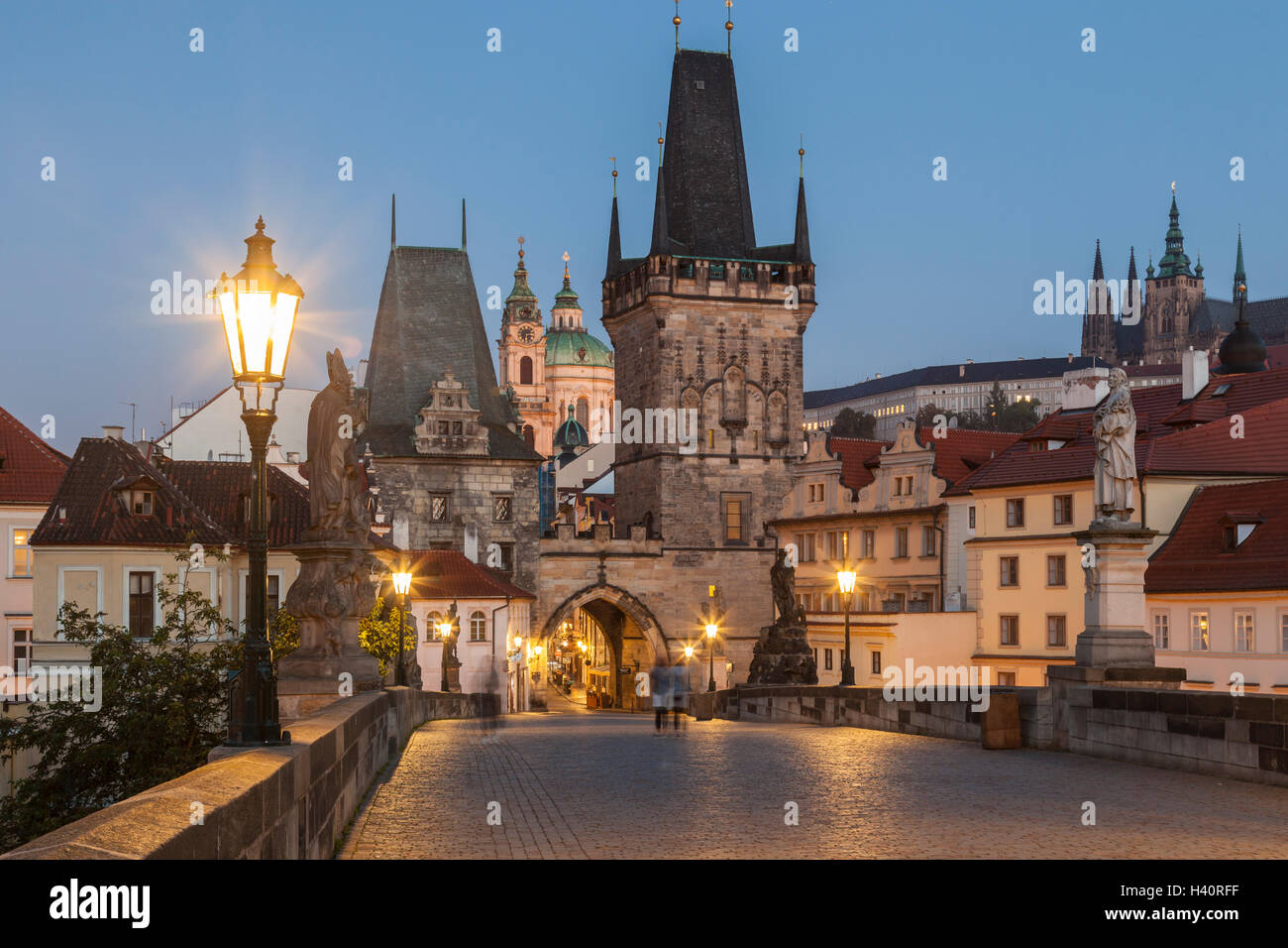 Vor der Morgendämmerung auf der Karlsbrücke in Prag, Tschechien. Blick in Richtung geringerer Stadttürme und Kleinseite und Hradschin. Stockfoto