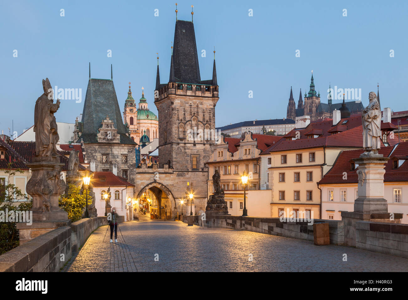 Morgendämmerung auf der Karlsbrücke, Prag, Tschechische Republik. Mit Blick auf die Kleinseite und Hradschin. Stockfoto