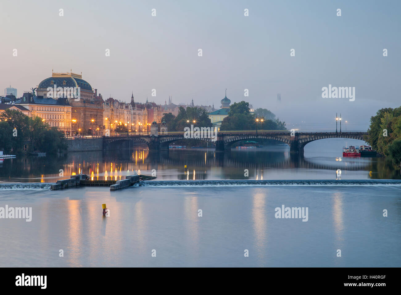 Nebligen Herbst Morgendämmerung auf Moldau in Prag, Tschechien. Stockfoto