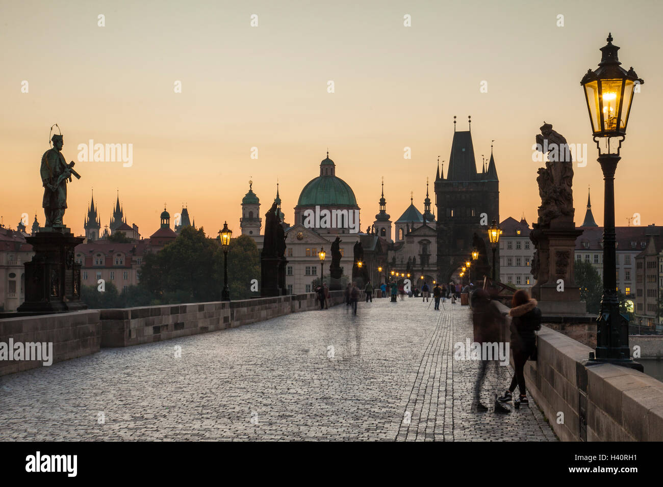 Morgendämmerung am Karlsbrücke, Prag, Tschechische Republik. Stockfoto