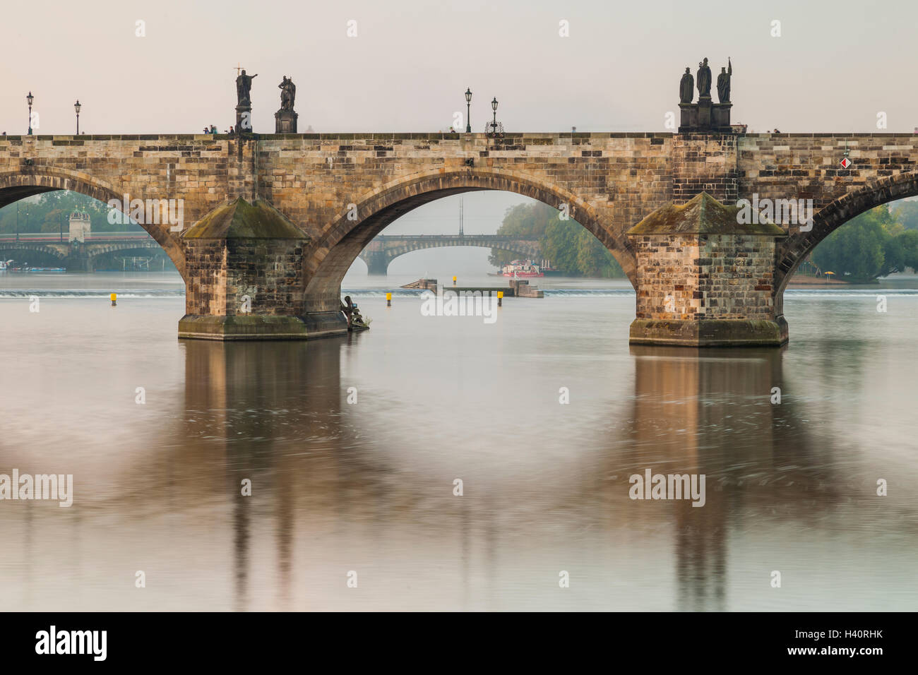 Morgendämmerung am Karlsbrücke über die Moldau, Prag, Tschechische Republik. Stockfoto