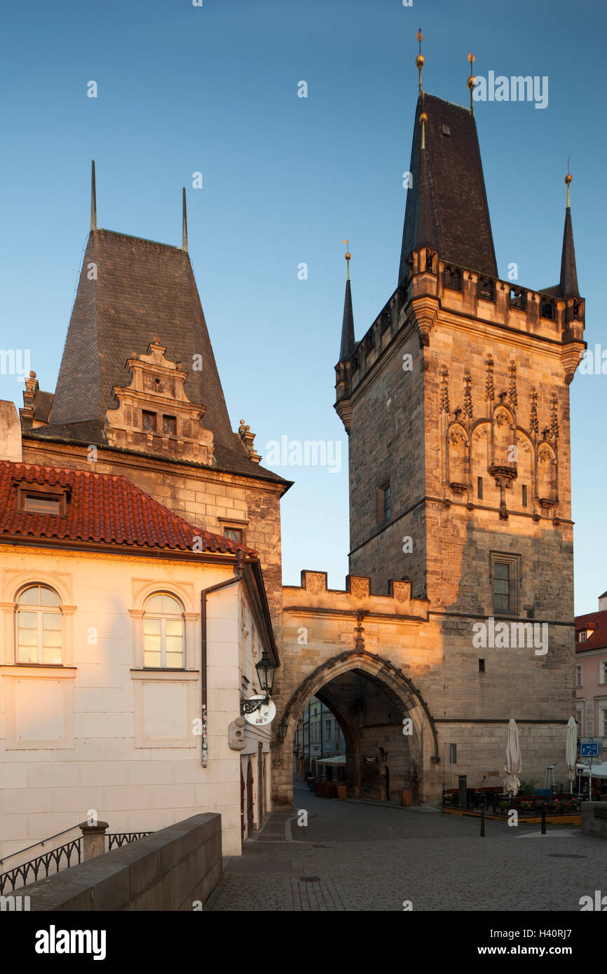 Sonnenaufgang bei geringerem Stadttürme in Mala Strana, Prag, Tschechische Republik. Stockfoto