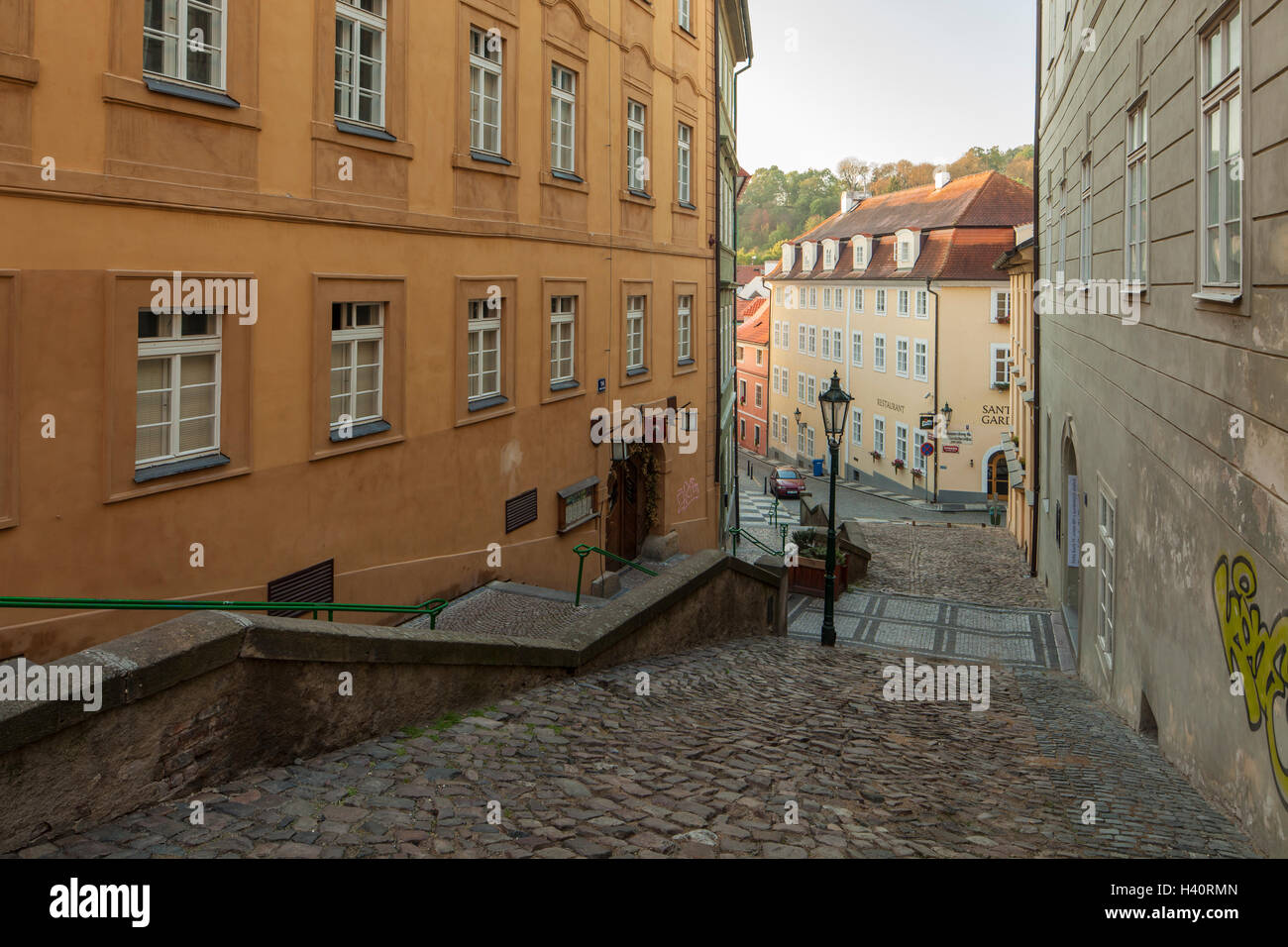 Herbstmorgen auf einer gepflasterten Straße in Mala Strana (Kleinseite) in Prag, Tschechien. Stockfoto