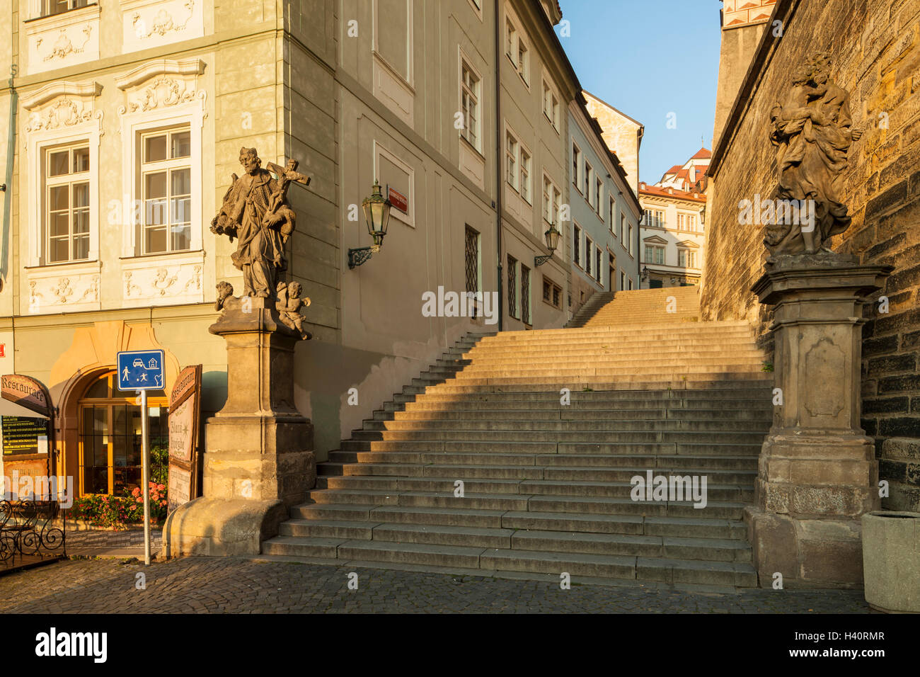 Treppe zum Hradschin, Prag, Tschechische Republik. Herbstmorgen. Stockfoto