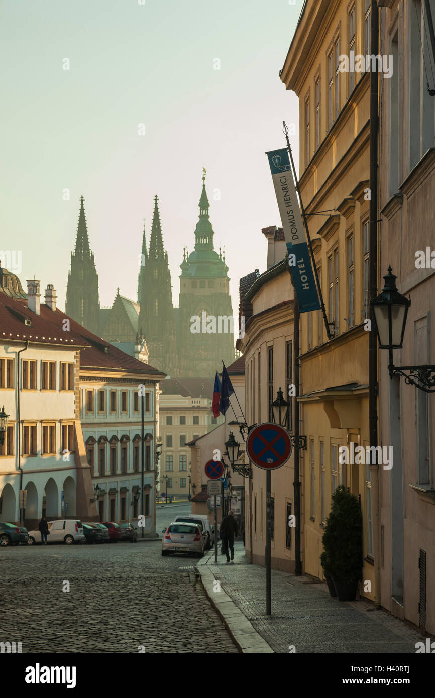 Nebligen Herbstmorgen am Hradschin, Prag, Tschechische Republik. Stockfoto