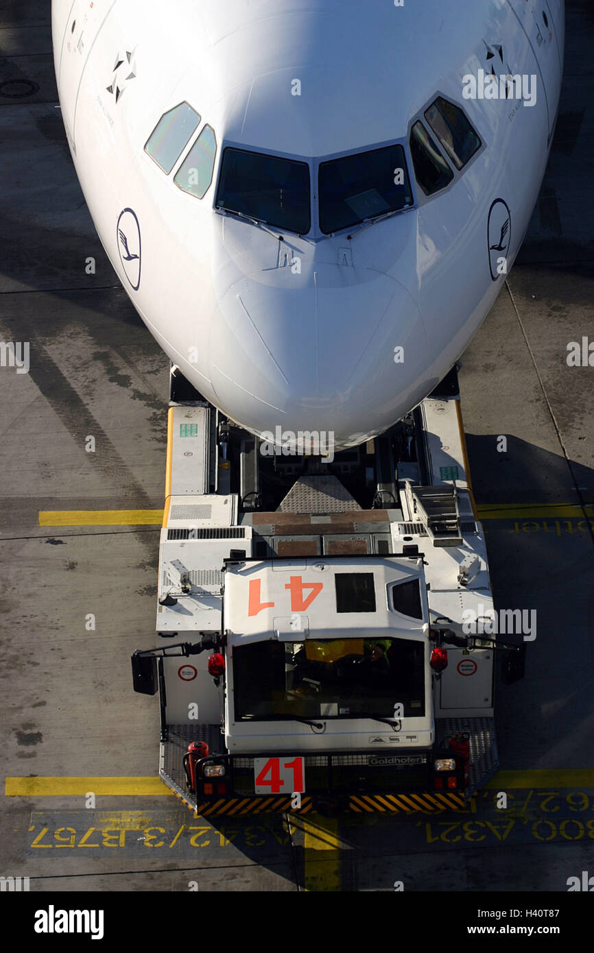 Deutschland, Hessen, Frankfurt am Main, Flughafen, Flugzeug, Boeing 747, Detail, Cockpit, Flugzeugschlepper, von oben, Europa, Rhein-Main-Flughafen, Flughafengelände, Passagierflugzeug, Linienflug Zeug, Verkehr Flugzeug Jumbo Jet, Schub-Fahrzeug "Wange drücken Stockfoto