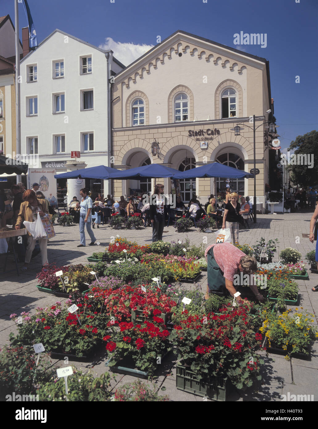 Deutschland, Bayern, Deggendorf, Stadtplatz, Wochenmarkt, Straßencafé, Europa, Niederbayern, Bezirk, Stadt, Stadt, Innenstadt, Zentrum, Innenstadt, Marktplatz, Markt, Vertrieb, Blumen, Blume Vertrieb, Straße der Kaiser und Könige Stockfoto