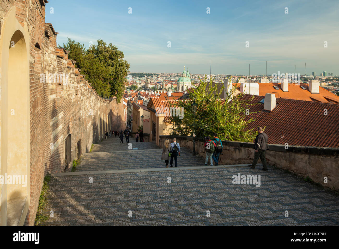 Treppe zur Burg Hradschin in Prag, Tschechien. Blick in Richtung Mala Strana. Stockfoto