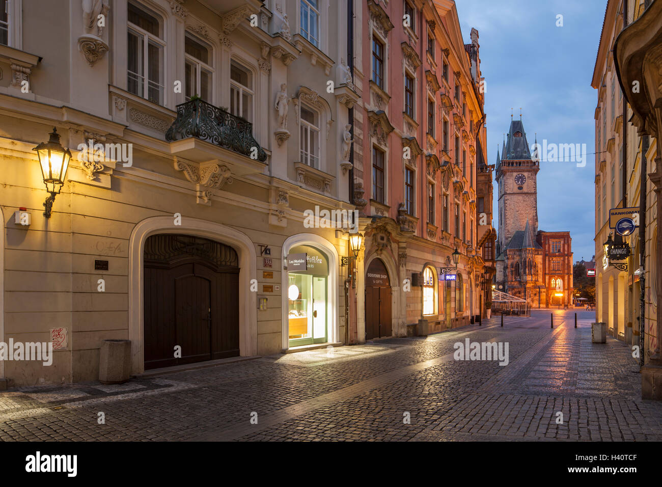 Vor dem Morgengrauen in der Altstadt von Prag, Tschechische Republik. Rathausturm in der Ferne. Stockfoto