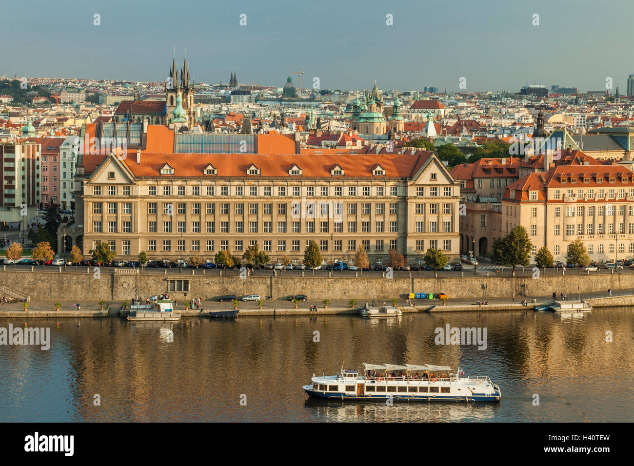 Herbstnachmittag auf Moldau in Prag, Tschechien. Mit Blick auf die Altstadt. Stockfoto