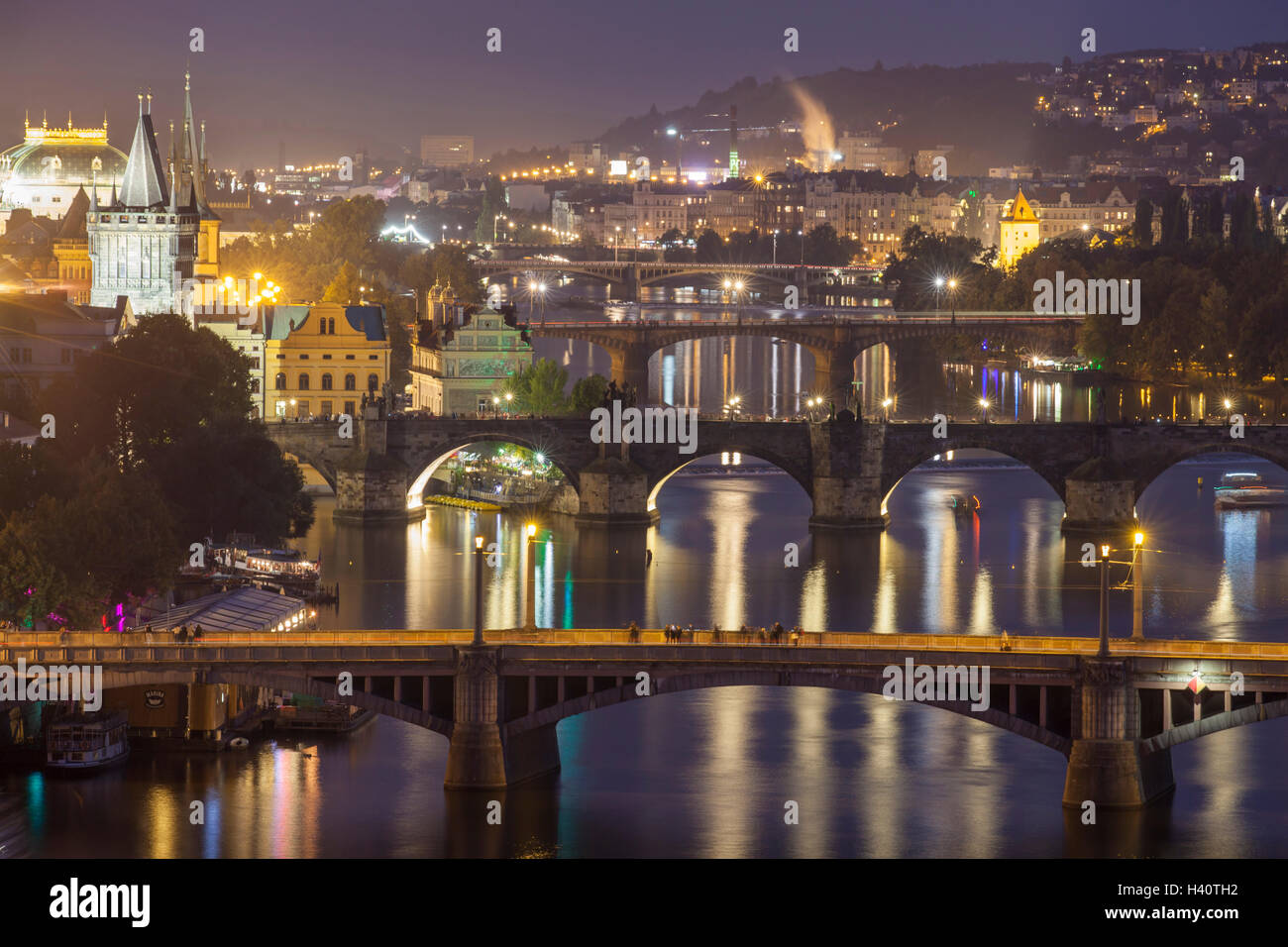 Moldau in Prag bei Nacht, Tschechien. Stockfoto