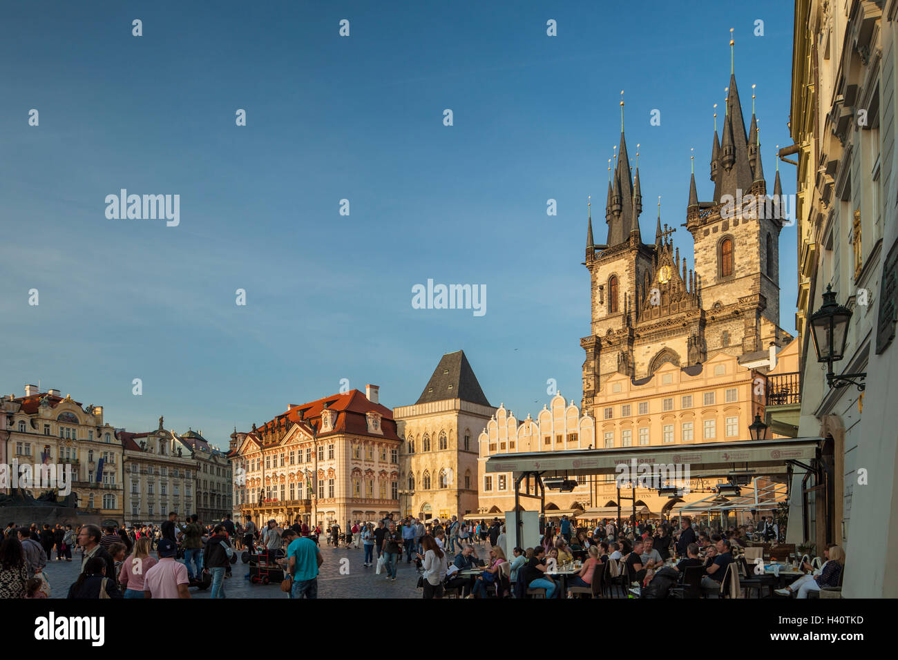 Herbstnachmittag am Altstädter Ring in Prag, Tschechien. Unsere Liebe Frau vor Tyn Kirche in der Ferne. Stockfoto