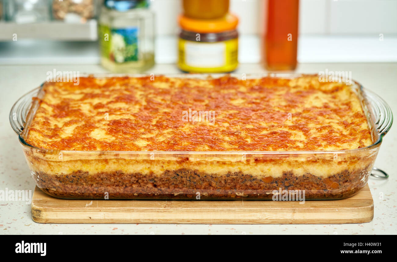 Glas-Auflauf mit Cottage Pie, vom britischen Rezept Stockfoto