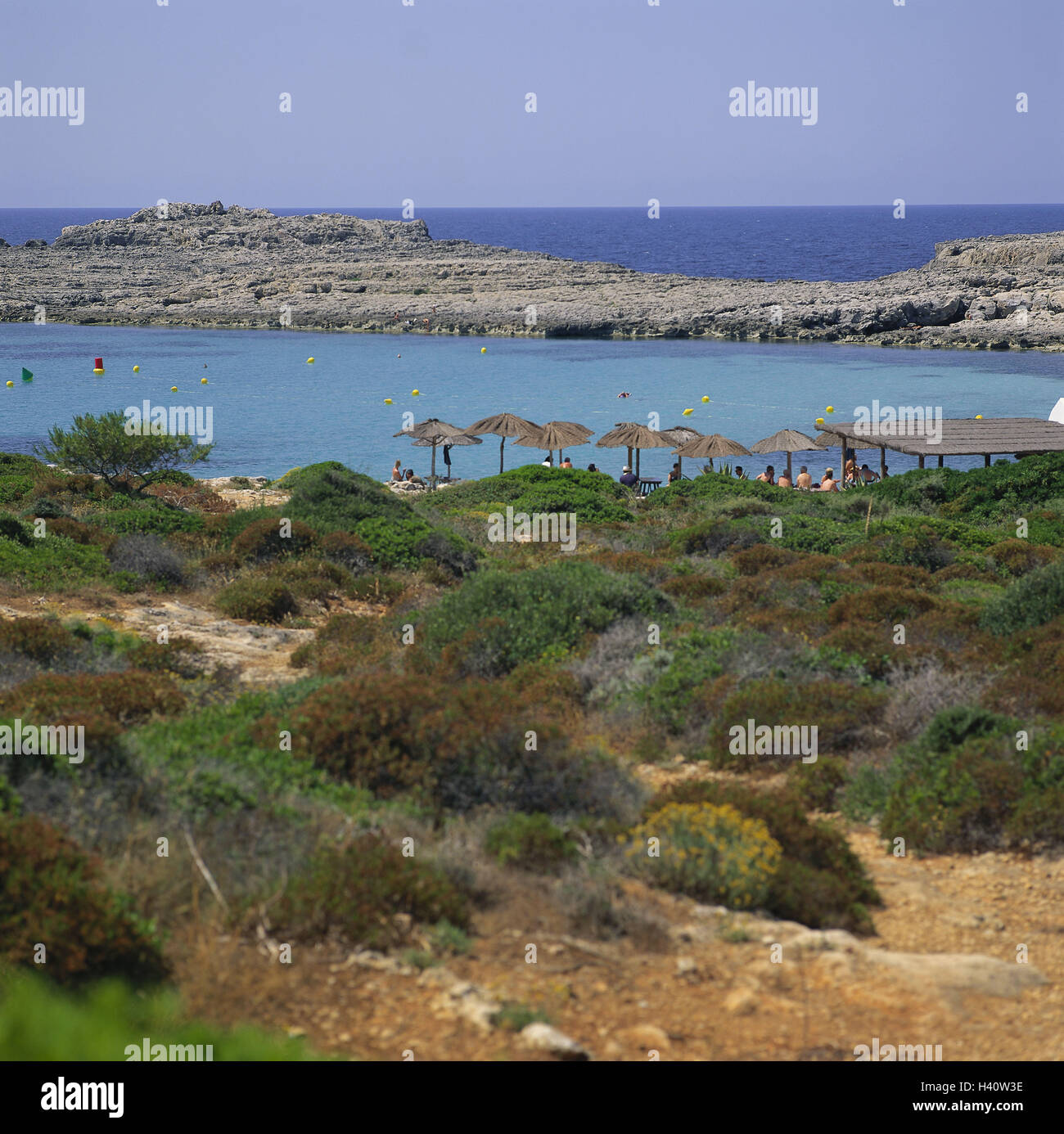 Spanien, Menorca, Binibeca Vell, Küstenlandschaft, Badegäste, die Balearen, Insel, Mittelmeer, Küste, Meer, Bucht, Tourist, Tourismus, Urlaub, Sommer Stockfoto