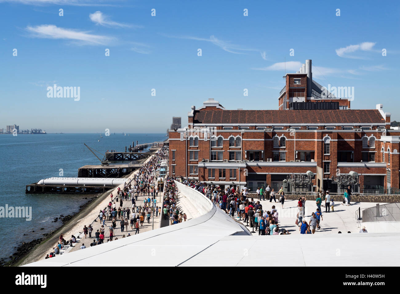 Masse auf dem Dach des MAAT (Museum für Kunst, Architektur und Technologie), mit dem Strom-Museum in Lis He Hintergrund Stockfoto