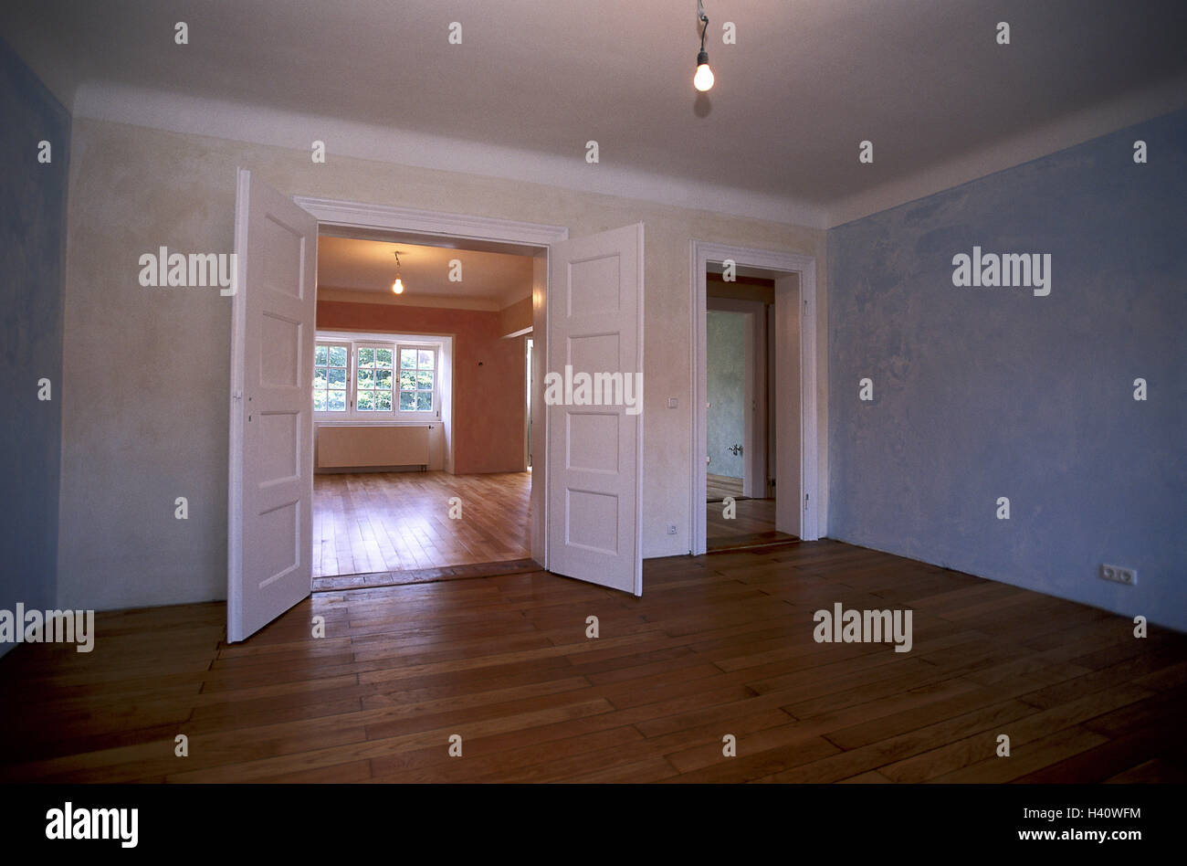 Wohnung In Einem Alten Gebaude Renoviert Flach Alte Alte Gebaude Umbau Flach Umbau Planung Auf Wunsch Traum Wohnung Eigentumswohnung Feng Shui Renovierung Sanierung Sanierung Von Altbauten Parkett Fussboden Fenster Leeren Stockfotografie