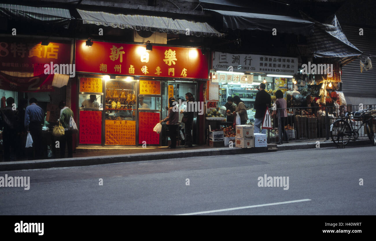 China, Hongkong, Straße, Bürgersteig, Geschäfte, Passanten, Abend, Asien, Insel Hongkong, Hong Kong Island, Xianggang, Hsiangkang, Lane, Straßenszene, Geschäfte, Auslagen, Schaufenster, Passanten, Käufer, Shop, Essen, Essen, Wirtschaft, Handel, draußen, BT Stockfoto