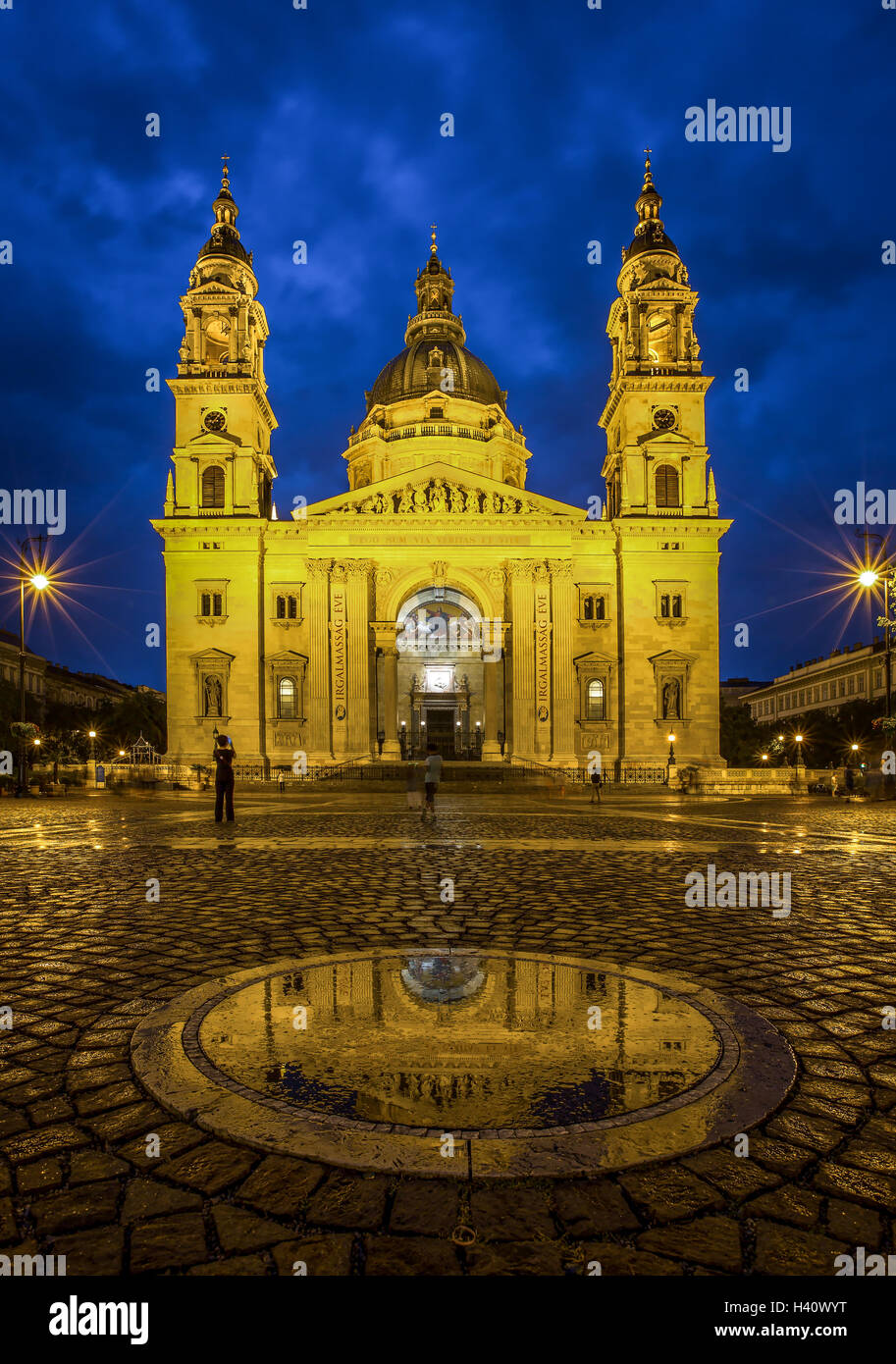 Nacht Aufnahme des St. Stephen Basilica, eine römisch-katholische Basilika in Budapest, Ungarn. Stockfoto