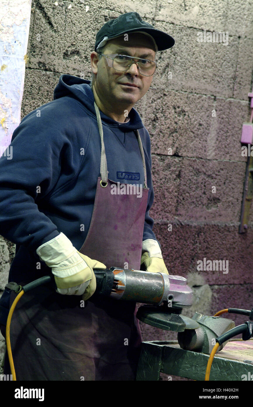 Edelstahl-Opus, Arbeiter, Werkstück geformt, Casting, Grind aus, Industrie, Wirtschaft, Entwicklung, Produktion, Stahl, Edelstahl, Mann, Arbeiter, Schleifer, Schlosser, Arbeitskleidung, Winkel Sander, "Flex", Behandlung, Metallbearbeitung, Schleifen, Rückfahrkamera, Eisen-und Stahlindustrie, Metallindustrie, Europa, Deutschland, Lindlar, Schmidt + Clemens Edelstahlwerk Stockfoto