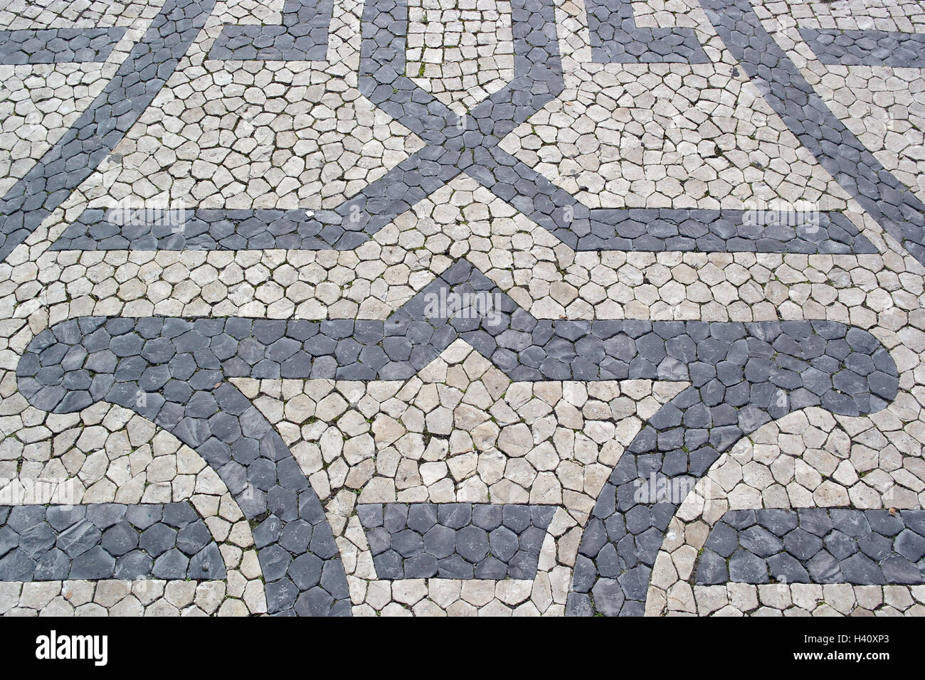 Detail des typischen portugiesischen Straßenpflasters, der calçada portuguesa Stockfoto