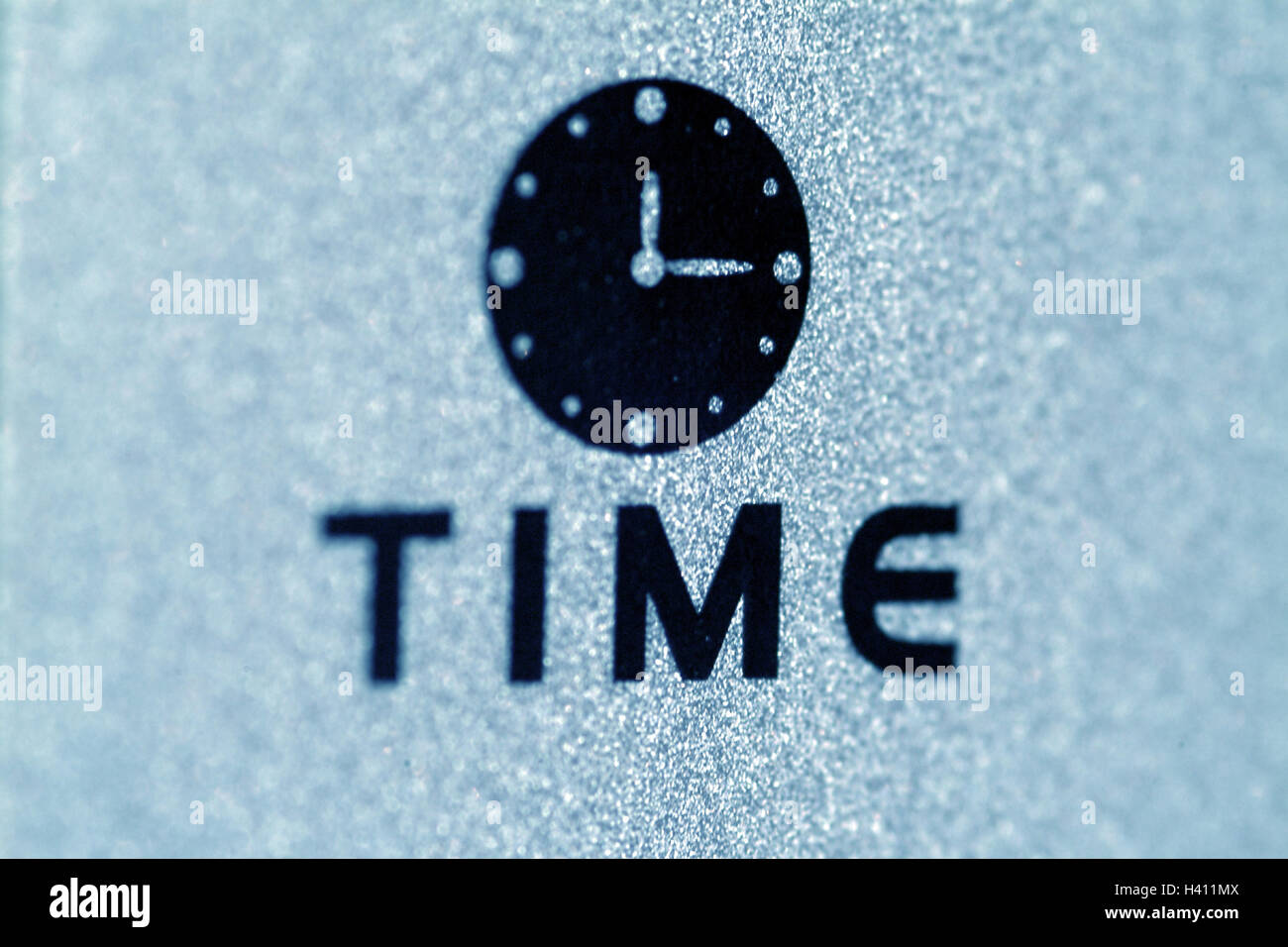 Symbol, Uhr, Zeit, Uhr, Symbol, Symbol, Zeit, Zeitanzeige, Wort, Zeit in englischer Sprache, Zeit,, Zeitinformationen, Stilleben, Unschärfe Stockfoto