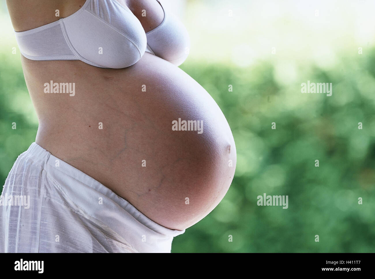 Frau, schwanger, oberen Teil des Körpers, BH, Bauch, Seite, Ansicht, Modell  veröffentlicht, Stand, Detail, Schwangerschaft, Schwangerschaft, schwanger,  hoch schwanger, 36. Woche, ganz in der Nähe Stockfotografie - Alamy