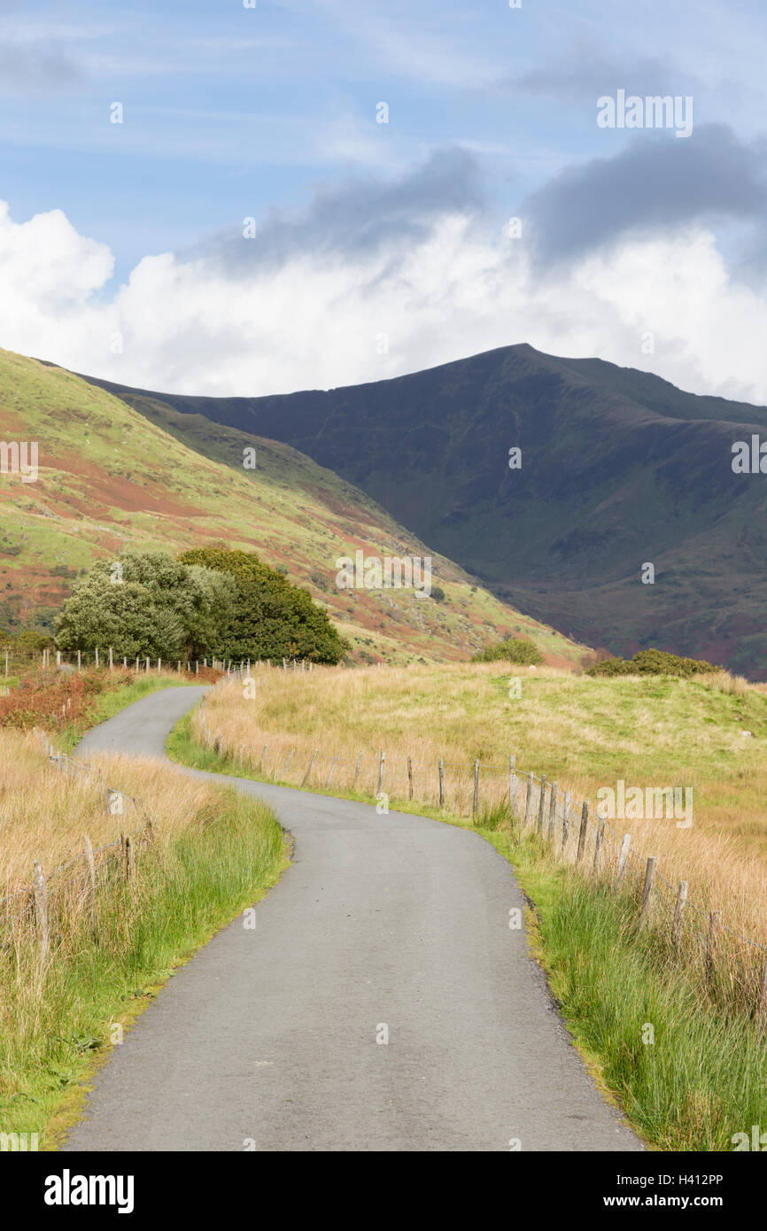 Der Leiter der Cwm Wimpel Tal und in der Ferne Nantlle Ridge, Snowdonia National Park, North Wales, UK Stockfoto