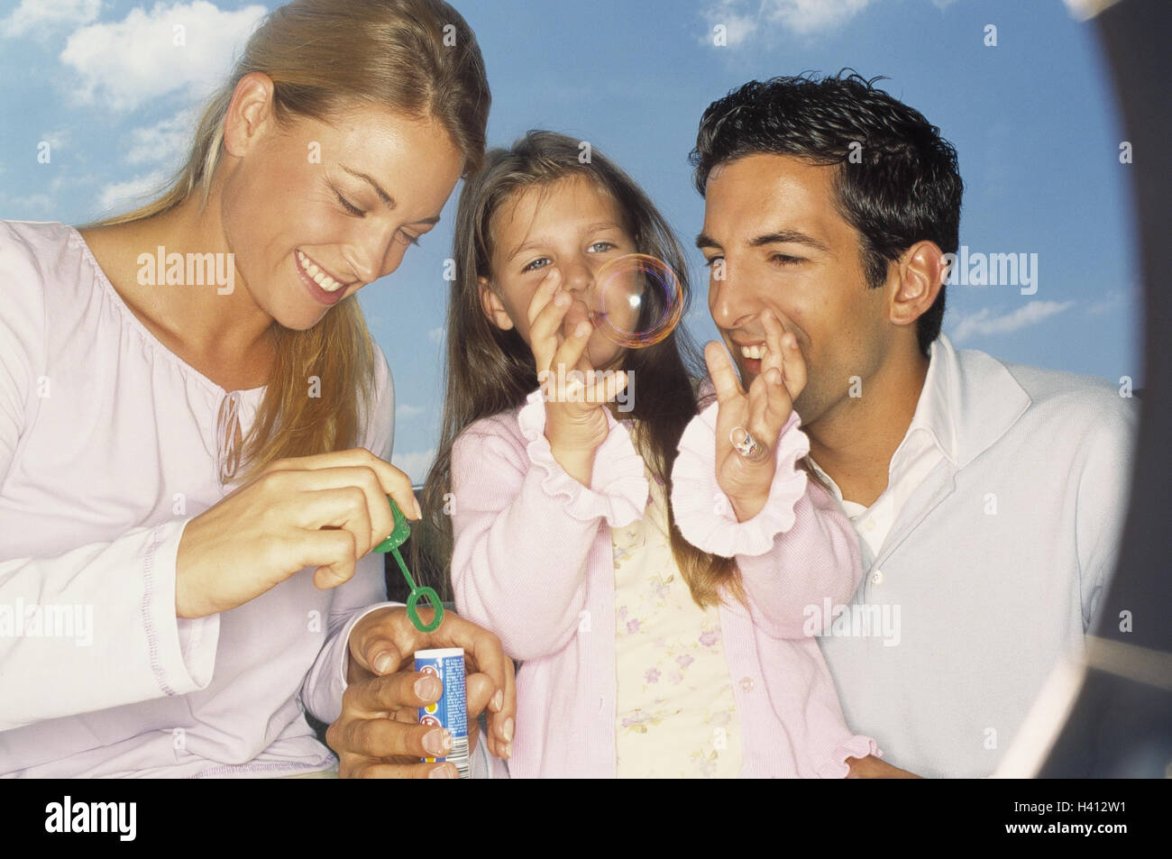 Familie, Seifenblasen, glücklich, detail, Modell veröffentlicht, Eltern, Kind, Tochter, Girl, lustig, fröhlich, Fröhlichkeit, Aktivitäten, Freizeit, Harmonie, harmonisch, lachen, glücklich, Freude, Stimmung, positiv Stockfoto