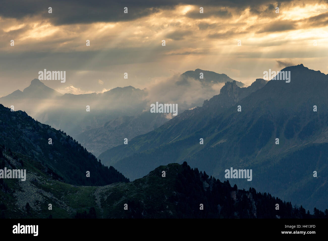 Berge sonnenaufgang tirol stubaital -Fotos und -Bildmaterial in hoher ...