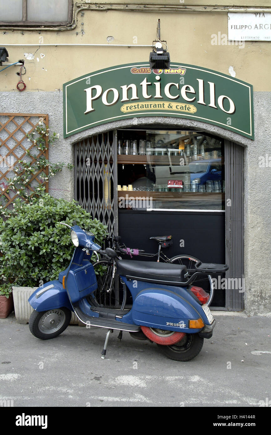 Italien, Mailand, Navigli Viertens bar "Ponticello", Parkplatz, Fahrräder, Vespa, Europa, Nord-Italien, Lombardei, Mailand, Café, Bar, bar, Gastronomie, Eingang Angebot, Fahrzeuge, Radian, Motorroller, put, Park, draußen Stockfoto