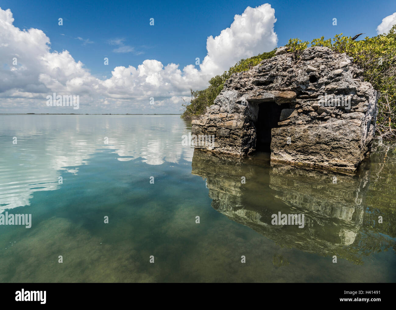 Der versunkene Tempel eines der vielen Maya-Tempel-Ruinen von Sian Ka Biosphäre, ein ökologischer Park in Mexiko Stockfoto