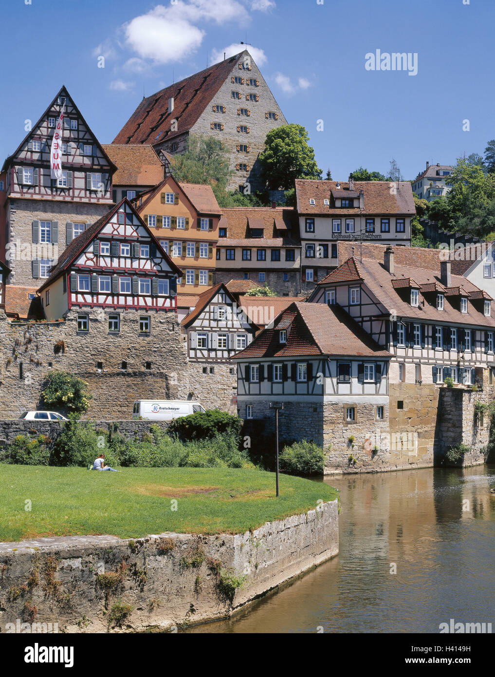 Deutschland, Baden-Wurttemberg, schwäbischen Ton, Stadt Blick, Altstadt, Fluss Kocher, Europa, Stadt, Bezirk, Stadt, Teil Stadt, Saltmaker der Stadt, historisch, Ort von Interesse, Strukturen, Architektur, Häuser, Wohnhäuser, Fachwerk, Fachwerk Häuser, Fachwerkbauten, Baustil, am Fluss, Strand, Wiese, Frau, nehmen Sie es einfach Stockfoto